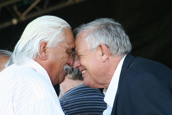 鼻と鼻をくっ付けるニュージーランド先住民の挨拶「ホンギ」って何？