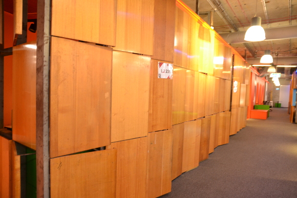 古い机をリサイクルして作った移動式のパーティション