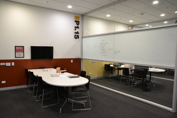 壁に書けるミーティングスペース
