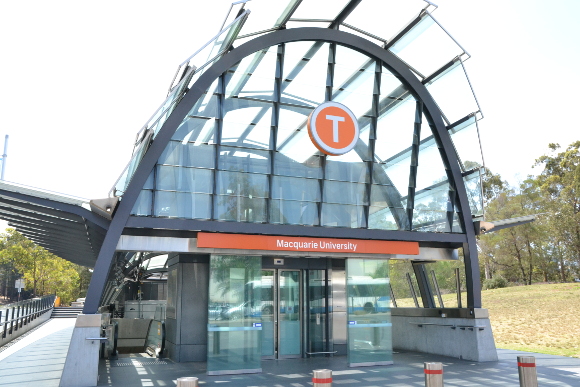 大学の近くには駅も