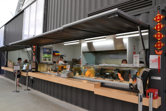 キャンパス内のカフェやバー