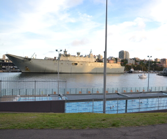 屋外プールの横の海には戦艦が停泊